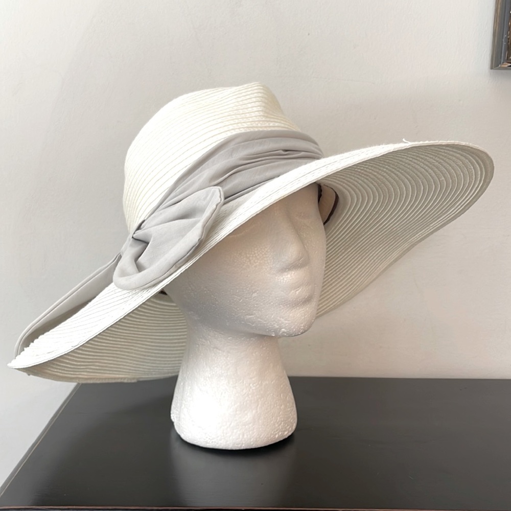 🛑 SOLD:  Tommy Bahama White Sun hat with gray ribbon